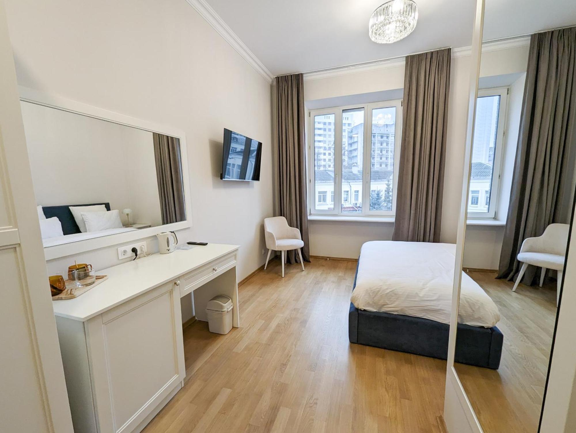 Kyiv Honchara Hotel Екстериор снимка