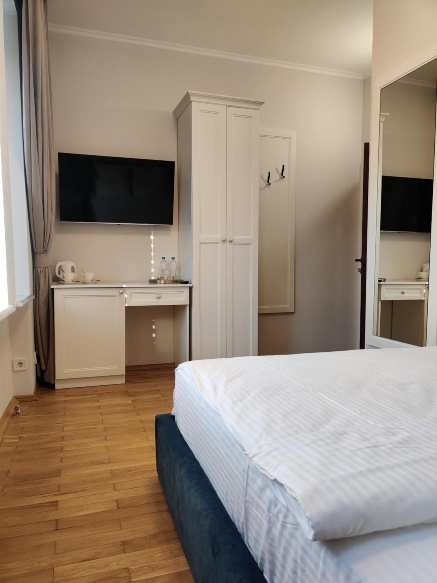 Kyiv Honchara Hotel Екстериор снимка
